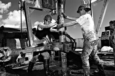 加拿大钻油工人在工作 资料图片