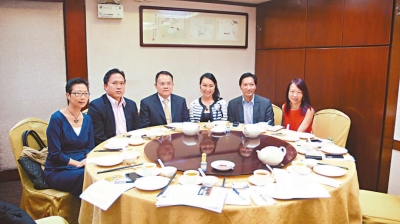 左起:隽士会执行委员容婉珍,常务副主席李兆麟,黄达强,创会主席