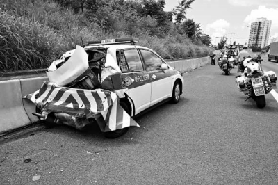 泥头车狂撼警车