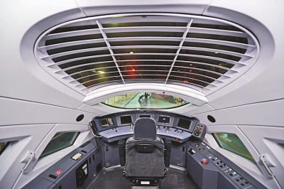 crh380b型高寒动车组驾驶室内部      新华社