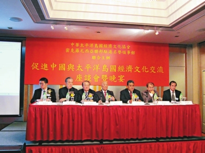 左起:李汝大,潘迎捷,朱桃英,陈守仁,苏赛亚,陈亨利在新启用的办公室