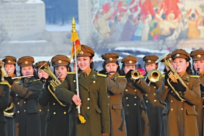 12日在平壤凯旋门,朝鲜人民内务军庆祝卫星发射成功      新华