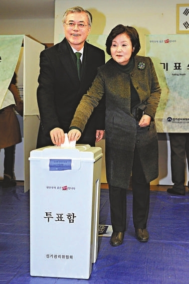 韩国民主统合党总统候选人文在寅与妻子19日在釜山投票   路透社