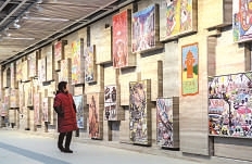 一名市民在观赏地铁站里的文化墙      新华社
