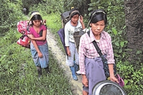 上万难民涌入 中缅边境告急