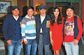 古明华(右起,卿卿,冯淬帆,安仔及麦包为节目录影