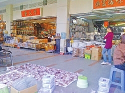 春节将至,广州一德路海味店铺生意依然冷清  本报摄